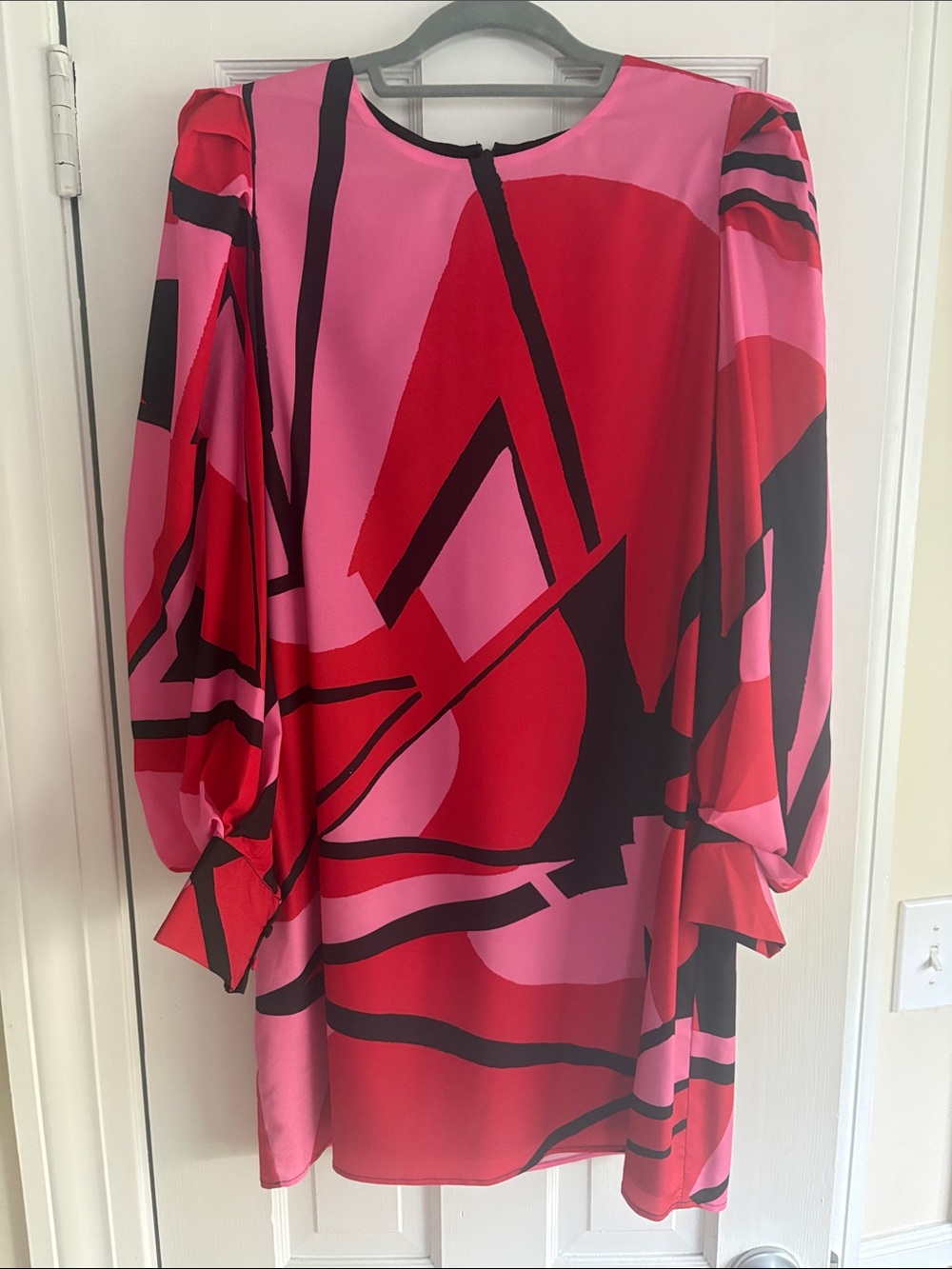 Bold Pink & Red Abstract Shift Dress! Perfect for a cocktail party 🎉
*worn twice